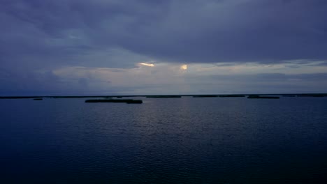 Gewitterwolken-Rasen-über-Den-Lake-Okeechobee