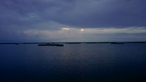 nubes corriendo sobre el lago okeechobee