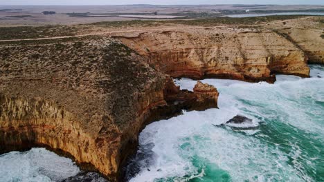 Vista-Aérea-Del-Sendero-Costero-De-Elliston-Con-Acantilados-Escarpados-Y-Olas-Salvajes,-Península-De-Eyre,-Australia-Del-Sur