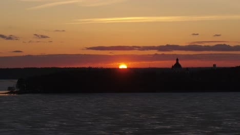 Luftaufnahme-Der-Lagune-Von-Kaunas-Und-Des-Klosters-Pažaislis-An-Einem-Frühlingsabend