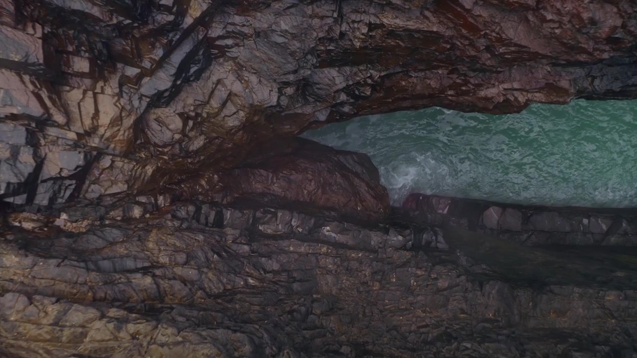 Ripresa ascendente con drone dall'alto sopra ripide scogliere, che si avvicina all'acqua con intensità drammatica. Hell's hole, Malin Head.