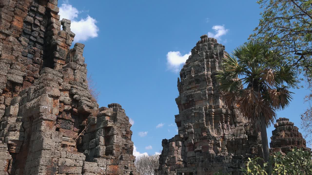 timelapse de cielos azules y nubes blancas esponjosas sobre un antiguo templo en angkor wat en camboya.