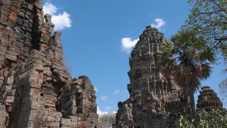 Zeitraffer-Von-Blauem-Himmel-Und-Flauschigen-Weißen-Wolken-über-Einem-Alten-Tempel-In-Angkor-Wat-In-Kambodscha