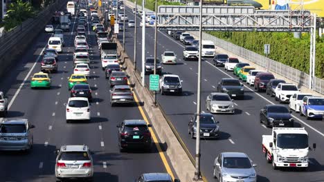 varios carriles de vehículos en movimiento constante