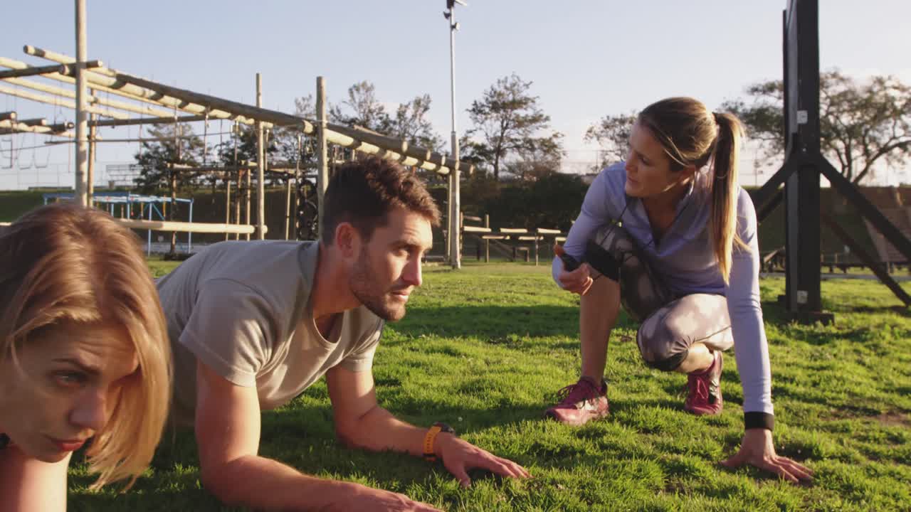 jóvenes adultos entrenando en un campamento de gimnasia al aire libre
