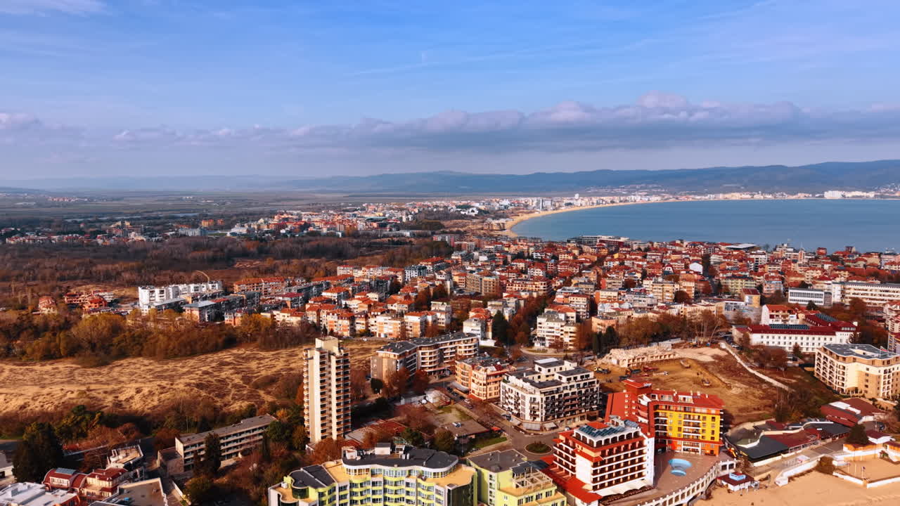 Avvicinamento ai magnifici e moderni hotel sulla costa del Mar Nero. Filmato sulla zona urbana costiera in autunno