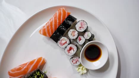variedad de rollos de sushi y nigiri