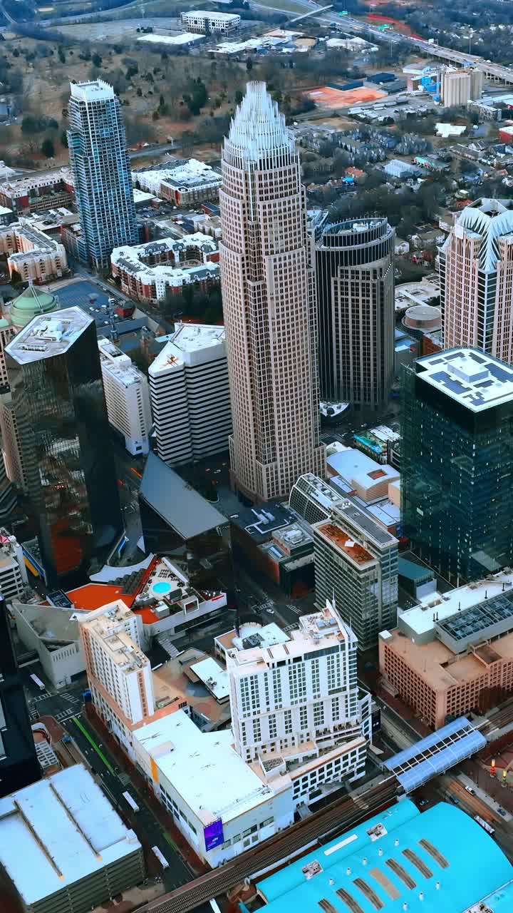 Splendida architettura nel centro di Charlotte, NC, USA. Riprese drone sopra il paesaggio cittadino di giorno. Video verticale