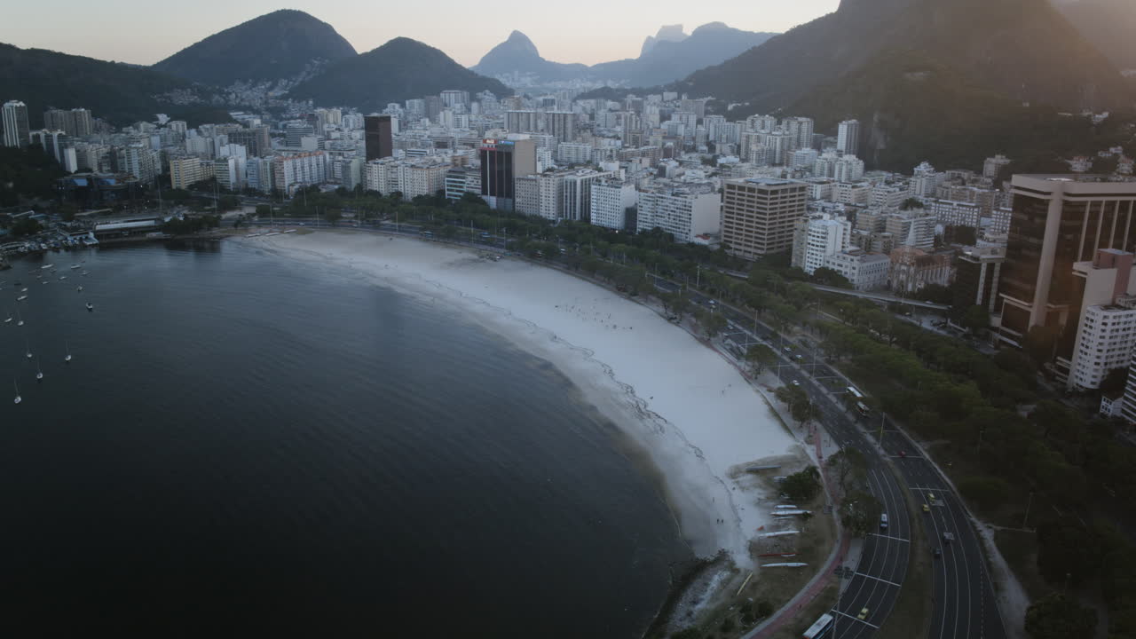 hiperlapso aéreo y lapso de tiempo de la bahía de botafogo en río de janeiro, brasil durante la puesta de sol