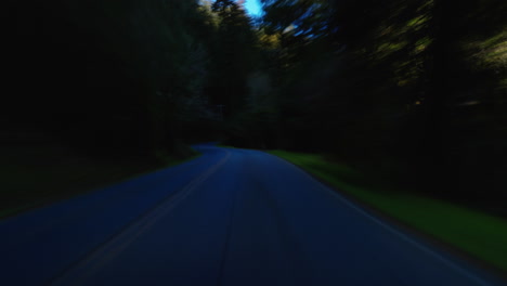 Hyperlapse-Oder-Drivelapse-Einer-Kurvenreichen-Kalifornischen-Straße-In-Der-Nähe-Des-Pacific-Coast-Highway-In-Den-Redwood-Wäldern