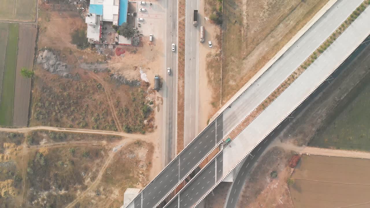 vista aérea panorámica de la intersección de la autopista con paso elevado en punjab