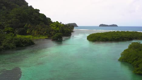 vista aérea elevándose por encima de un exuberante tópico turquesa panamá selva ladera litoral desierto