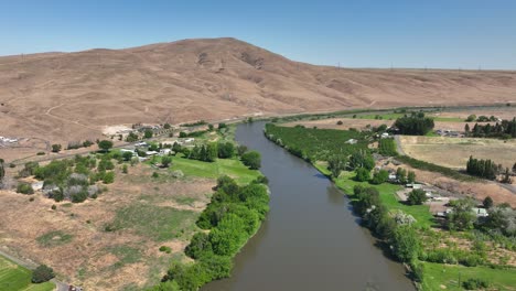 tomada de avión no tripulado del río yakima que atraviesa las tres ciudades de washington.