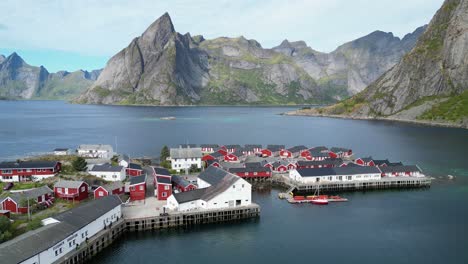 Pueblo-Hamnoy,-Casas-Rojas-Y-Fiordos-En-Las-Islas-Lofoten,-Noruega---Círculos-Aéreos-4k