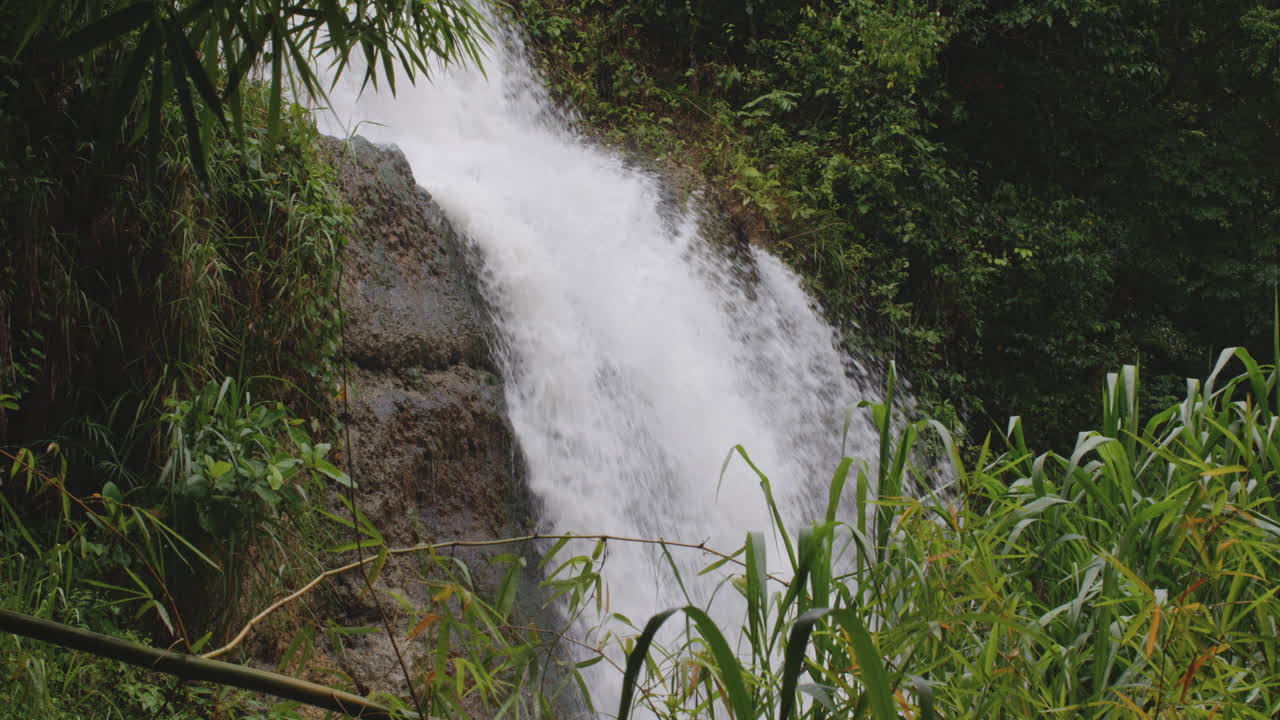 vista escénica del río que brota en la primera cascada de la planta en tanamá, arecibo, puerto rico