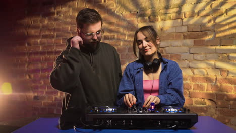 dj trabajando en el club nocturno