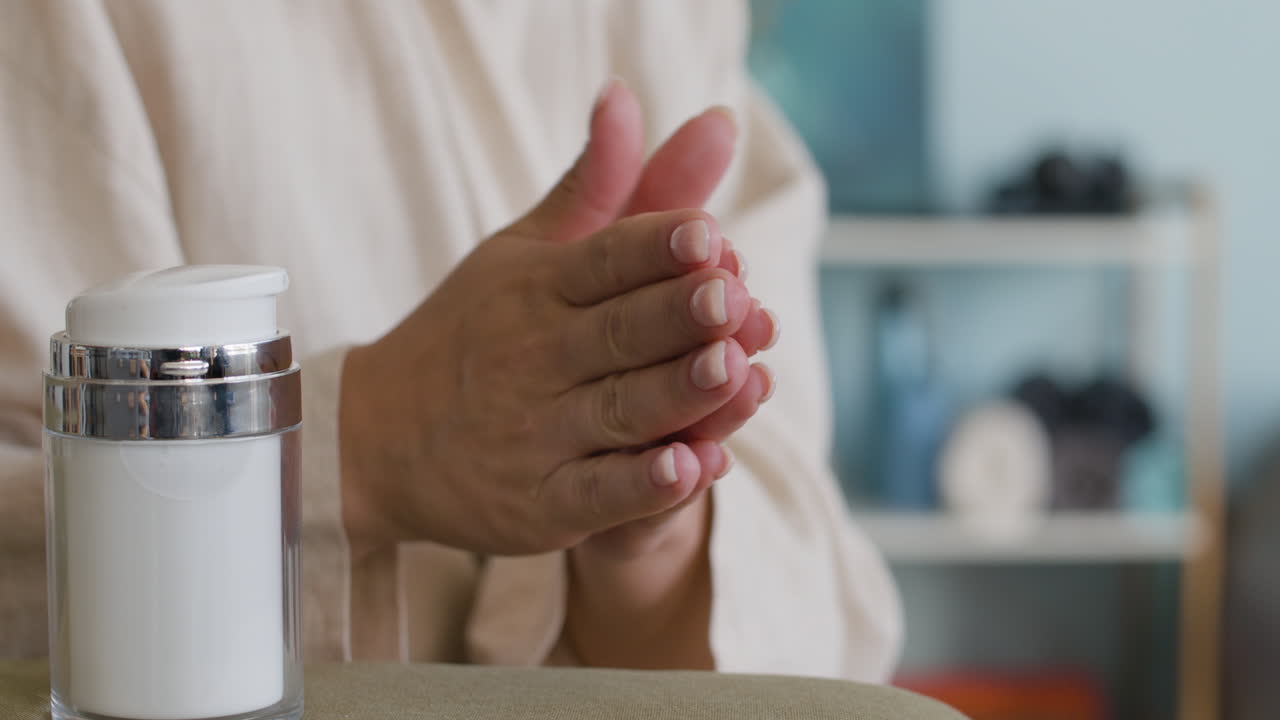 mujer aplicando hidratante