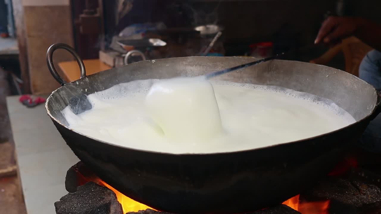 leche de almendra comida callejera india estado de rajasthan en el oeste de la india.