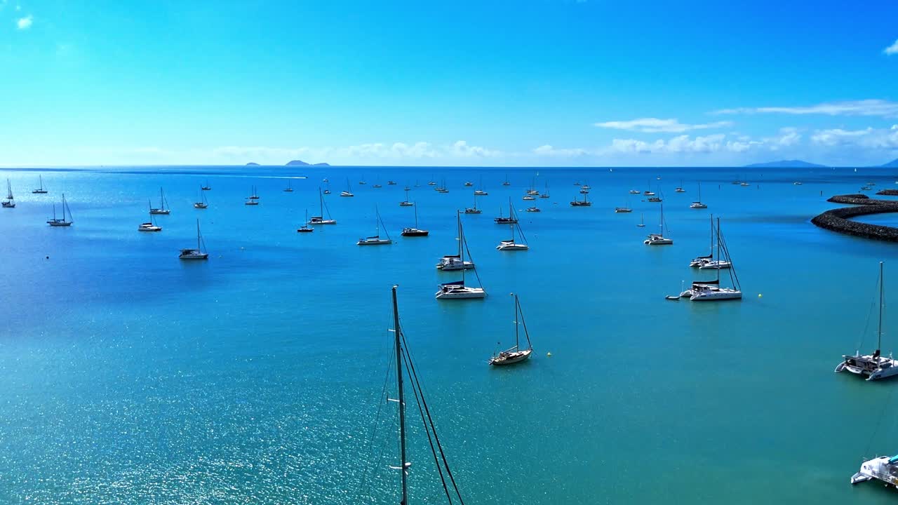 방파제 밖의 에어리 해변의 보호된 물에 고정된 보트