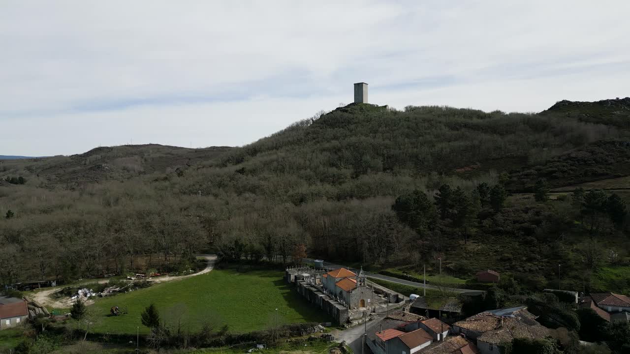 aerial de la iglesia y el castillo de san pedro da pena, xinzo de limia, ourense, galicia, españa
