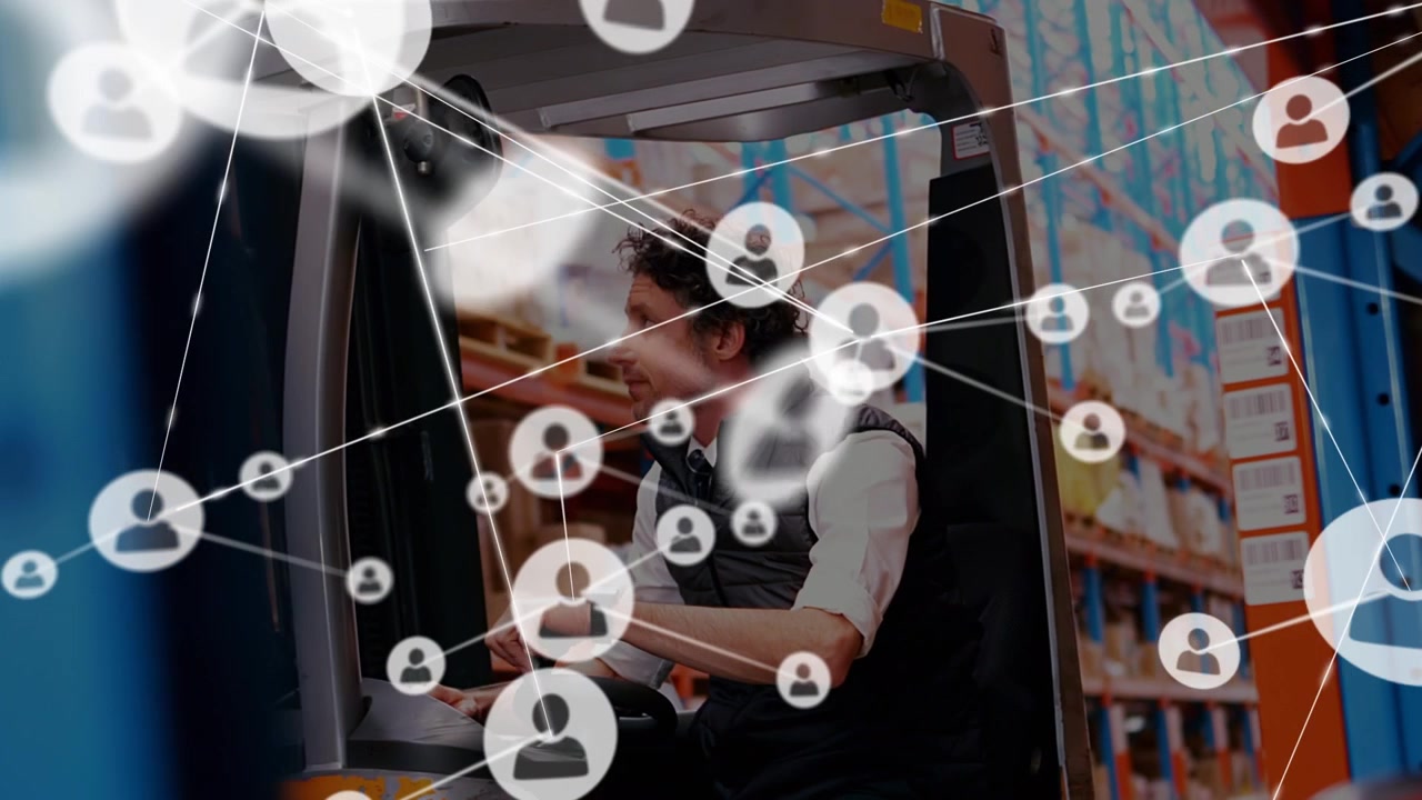 Animazione di una rete di connessioni con icone sopra un lavoratore caucasico in un magazzino