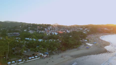 Un-Dron-Vuela-Sobre-La-Playa-En-Sayulita-Mexico-Durante-La-Puesta-De-Sol