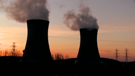 Atardecer-Detrás-De-Una-Planta-De-Energía-Nuclear-2