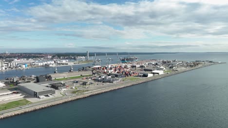 terminal portuario de contenedores y puerto de aarhus, dinamarca - vista aérea panorámica