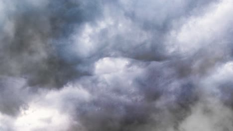 una tormenta que ocurrió en el cielo dentro de las nubes oscuras