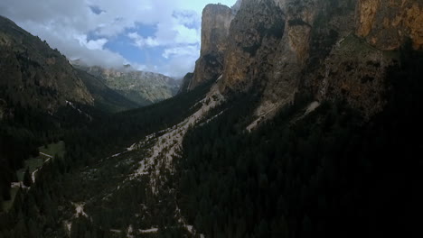 Vista-Oscura-E-Imponente-De-Un-Valle-Salvaje-Y-Escarpado-Con-Altos-Acantilados,-Bosques-Oscuros-Y-Nubes-Dramáticas-En-El-Cielo