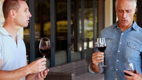 sommelier y sus clientes haciendo degustación de vino