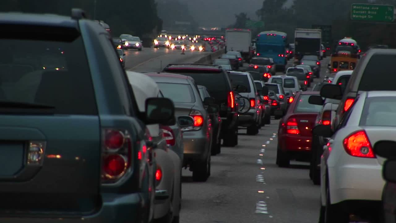 tráfico pesado conduce por una autopista