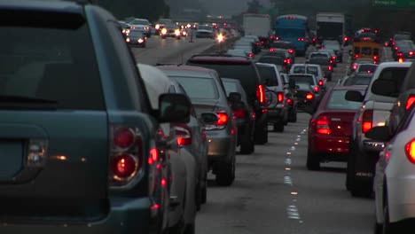 tráfico pesado conduce por una autopista