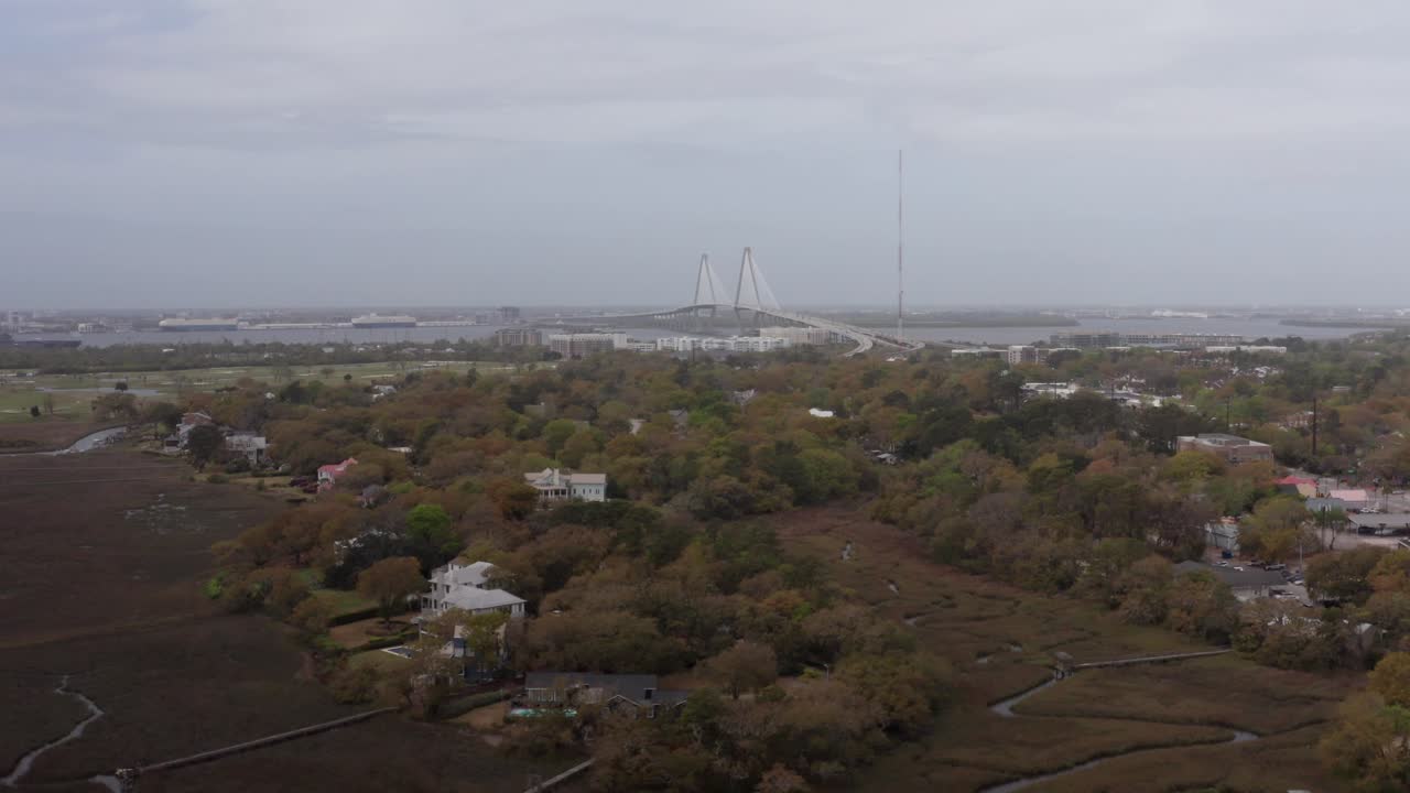 사우스 캐롤라이나 주 마운트 플레잔트 (mount pleasant) 의  크리크 (shem creek) 에서 라베넬 브리지 (ravenell bridge) 의 넓은 공중 촬영