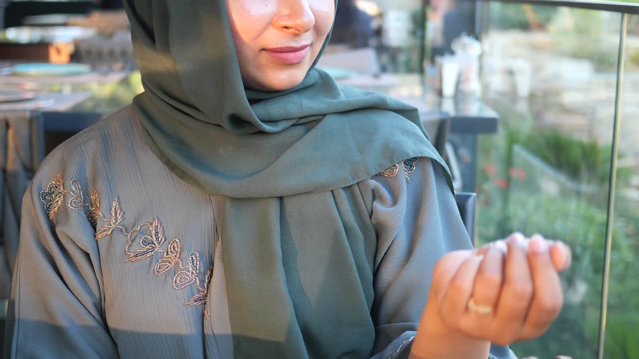 mujer con abaya y hijab