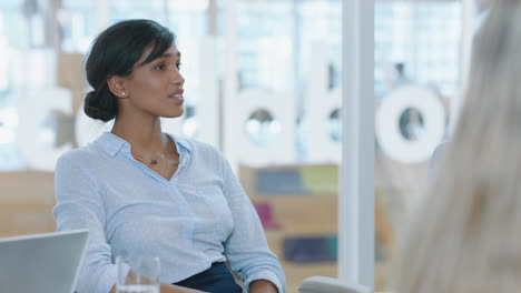 Hermosa-Mujer-De-Negocios-De-Raza-Mixta-Haciendo-Preguntas-En-Una-Reunión-De-La-Sala-De-Juntas-Con-Colegas-Compartiendo-Ideas-En-La-Oficina-4k