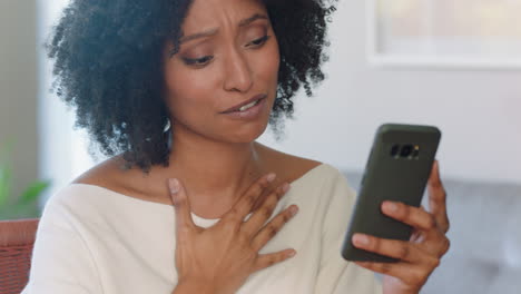 hermosa mujer sorda usando un teléfono inteligente chateando en lenguaje de señas con gestos de las manos disfrutando de la comunicación en línea