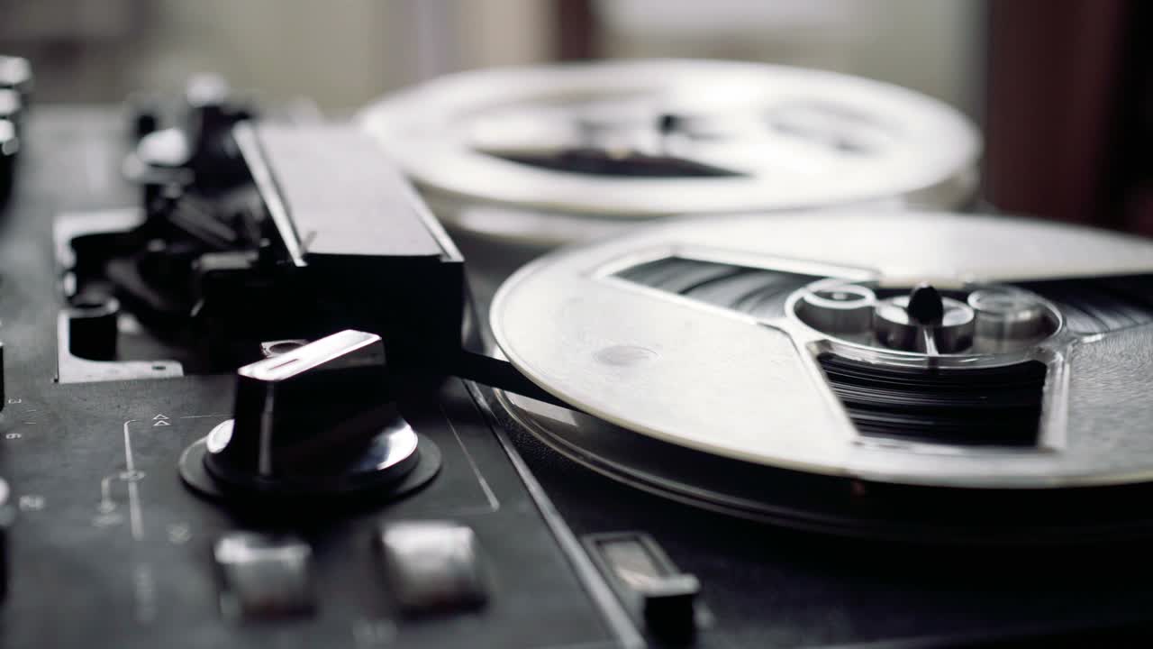 릴 필름 테이프는 빈티지 프로 플레이어에서 회전합니다. 올드 스쿨 장비