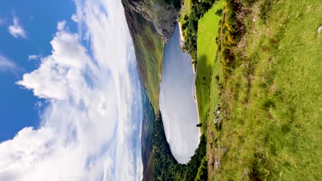 Felicidad-De-La-Montaña-Irlandesa:-Expedición-En-Un-Día-Soleado-Al-Lago-Guinness,-Montañas-De-Wicklow,-Capturando-La-Tranquilidad-De-La-Naturaleza-Y-La-Belleza-Esmeralda