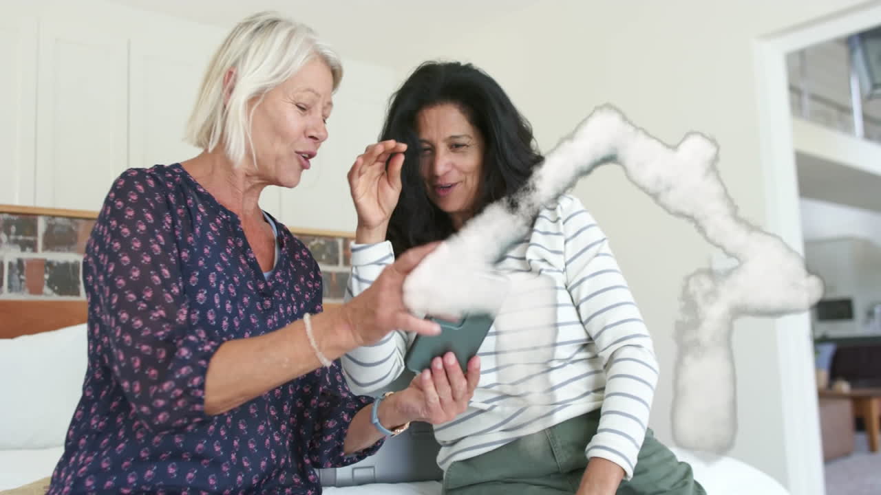 animación del icono de la casa en la nube sobre mujeres felices y diversas que usan tableta en casa