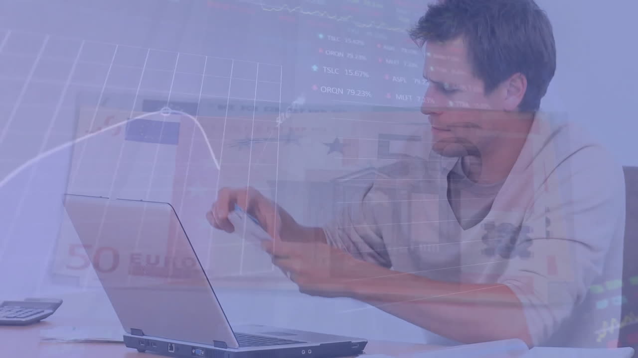 animación del procesamiento de datos financieros sobre un hombre caucásico usando una computadora portátil