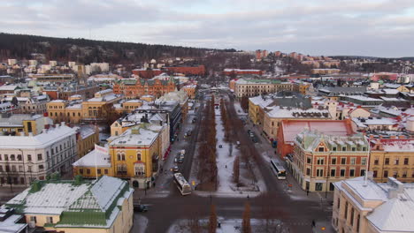 El-Autobús-Que-Viaja-En-El-Centro-De-La-Ciudad-De-Sundsvall,-Suecia-En-Invierno