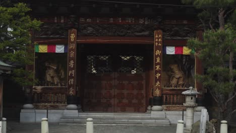 Puerta-De-Madera-En-La-Entrada-Del-Templo-Chuo-En-Sapporo,-Japón.