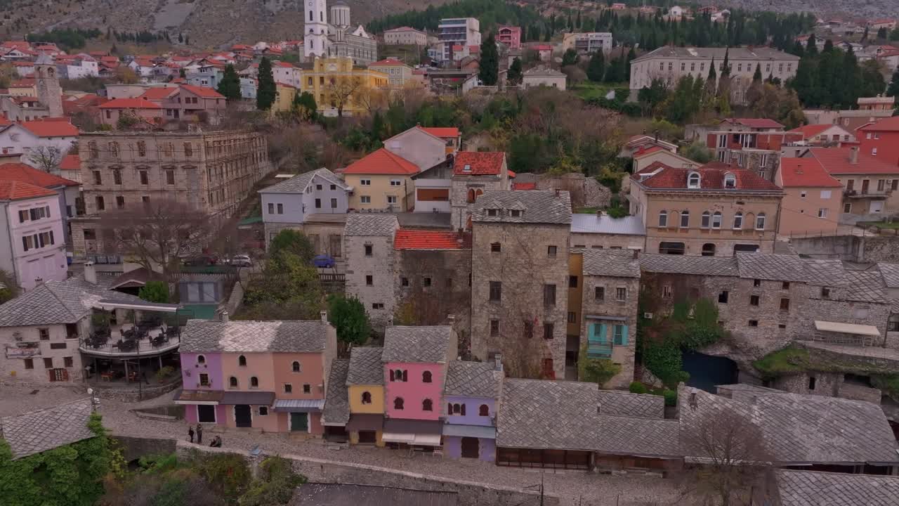 Bosna'da nehir üzerinde parıldayan Stari Most'un drone çekimi