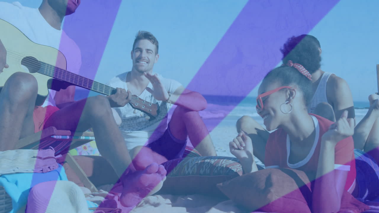 Cinque amici che si rilassano sulla spiaggia suonando la chitarra e usando il telefono, mentre icone tecnologiche fluttuano.