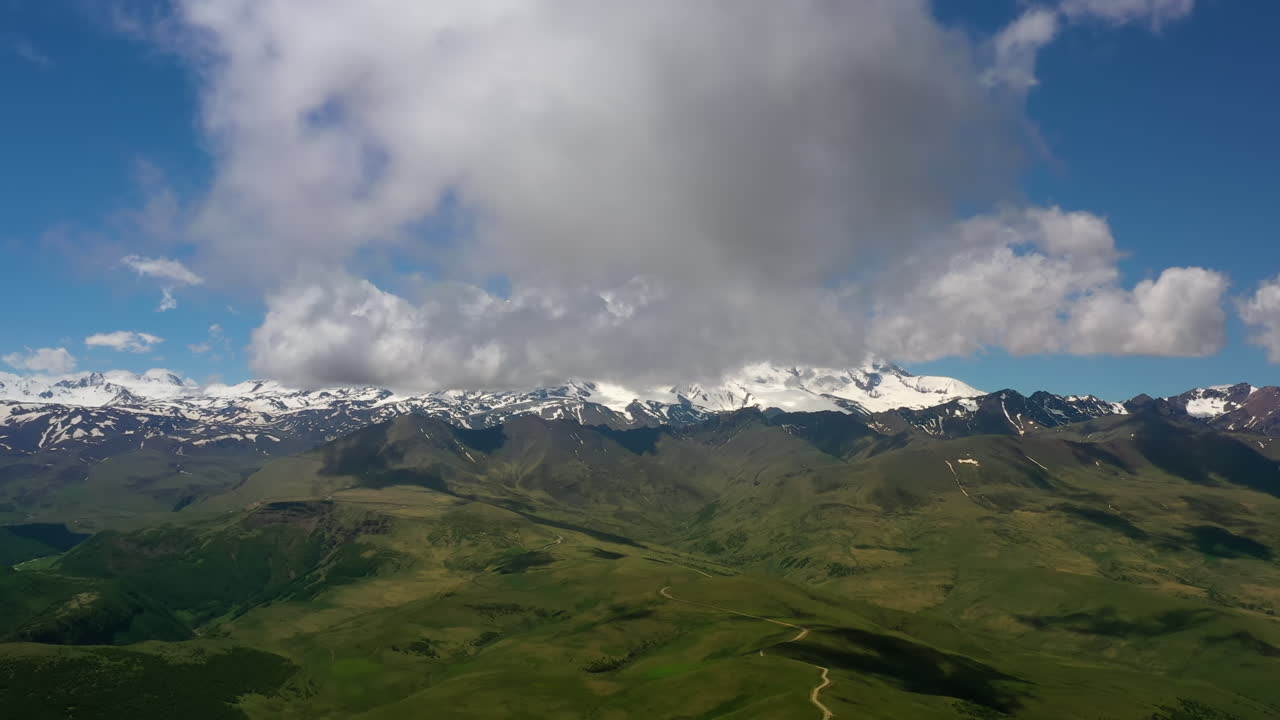 Oblast Elbrus. Let nad vysokohorskou plošinou. Krásná přírodní krajina. V pozadí je vidět hora Elbrus.