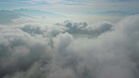 soffice panorama di nuvole e montagne all'orizzonte, vista aerea del drone