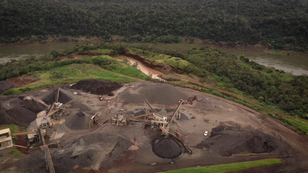 Roterende luftfoto av et steinbrudd på den brasilianske landsbygda