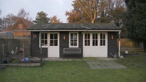 Ein-Altes-Gartenhaus-Mit-Gartengeräten-Und-Abstellraum-In-Einem-Wunderschönen-Grünen-Garten-Im-Herbst