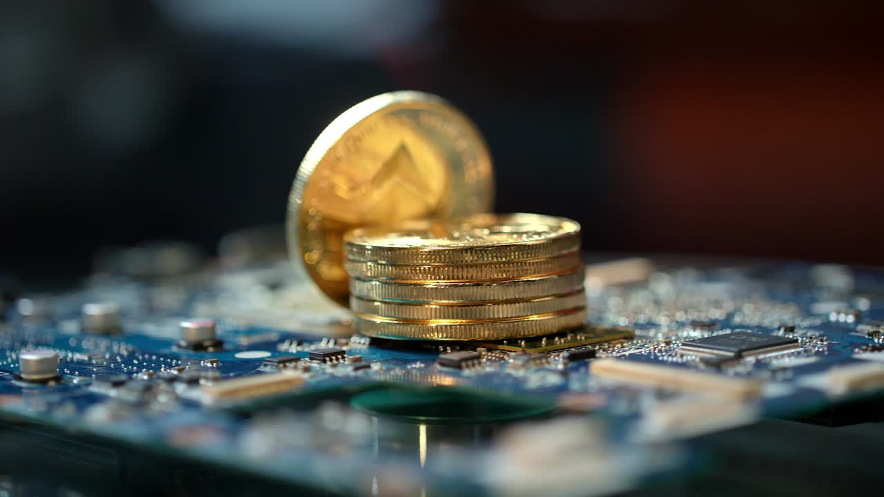 negocio de minería de criptomonedas. pila de monedas de oro eterio en una placa de circuito